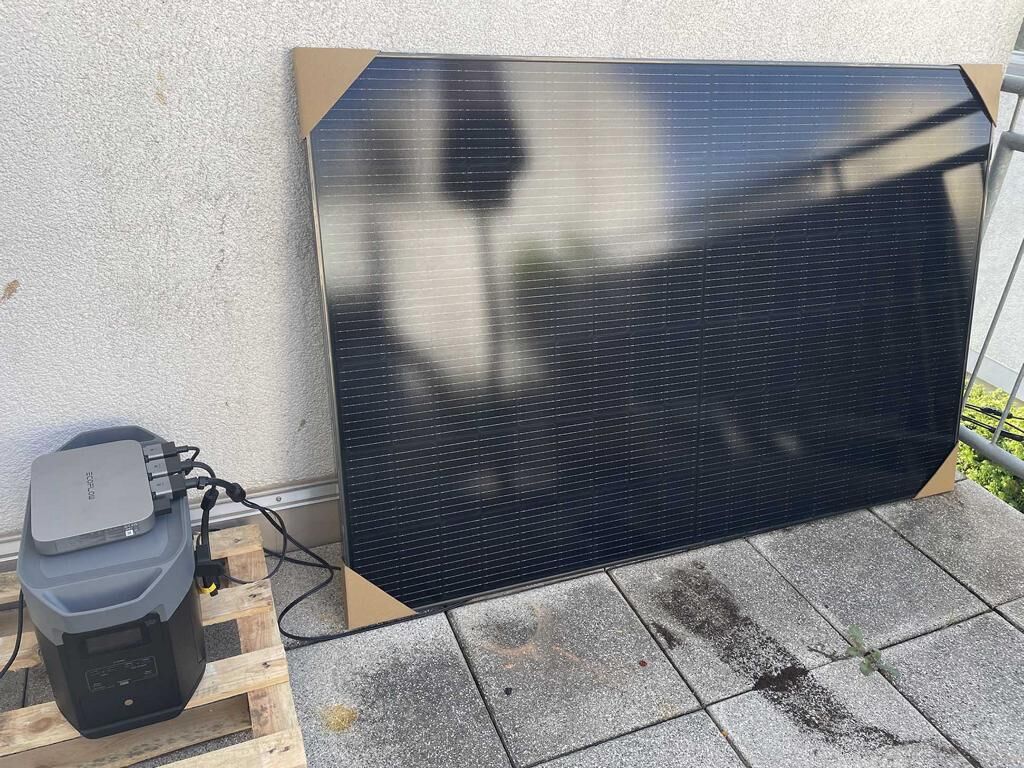 Der EcoFlow DELTA 2 Max Solargenerator und solarbetriebenes Notstromaggregat ist im Smart-Home-Fox Test an ein Solarmodul angeschlossen.